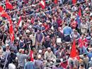 Während der Sitzung versammelten sich tausende Nepalesen vor den Toren des Parlaments.