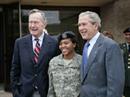 George W. Bush nach dem Gottesdienst mit seinem Vater und Sergeant Sherika Hampton.