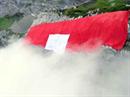 Arbeiter montieren am Säntis, die mit 120 Meter auf 120 Meter grösste Schweizer Fahne.