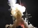 Auf einem US-Flugzeugträger wird eine Tomahawk-Rakete in Richtung Libyen abgefeuert.