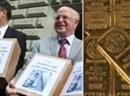 Ulrich Schlüer und Luzi Stamm übergeben der Bundeskanzlei die Petition «Schluss mit Goldverkäufen».