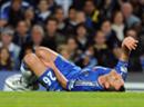 Chelseas John Terry liegt verletzt am Boden.