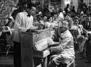 Humphrey Bogart mit dem berühmten Klavier (Dooley Wilson an den Tasten) in Casablanca.
