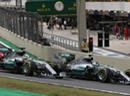 Lewis Hamilton und Nico Rosberg nach dem Start.