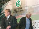 DFB Präsident Gerhard Mayer-Vorfelder und Rudi Völler nach der Pressekonferenz.