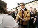 John Kerry bedankt sich bei einer freiwilligen Wahlkämpferin.