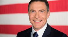 Jonathan Mann moderiert auf CNN International immer samstags, um 20.00 Uhr, die US- Politsendung Political Mann.