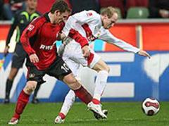 Leverkusens Paul Freier gegen Stuttgarts Ludovic Magnin.