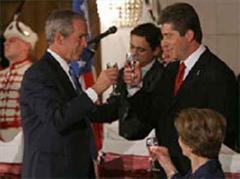 George W. Bush prostet dem bulgarischen Präsidenten Georgi Parwanow zu.