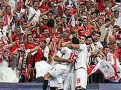 Die Spieler und die Fans von Sevilla bejubeln den Sieg zusammen.