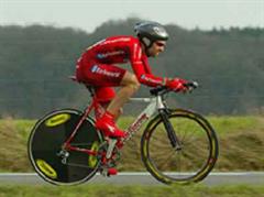 Radfahrer sind speziell gefährdet, weil sie viele Stunden mit gebeugten Beinen verbringen, wie hier Teamkollege Igor Astarloa.