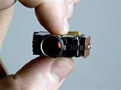 Der kompakte LED-Mini-Beamer projiziert Bilder mit VGA-Auflösung (640 mal 480 Bildpunkten).