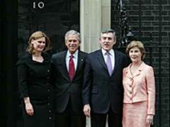 George W. und Frau Laura Bush trafen Gordon Brown und seine Frau Sarah in der Downing Street 10.