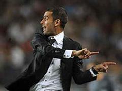 Barcelonas Trainer Josep Guardiola.