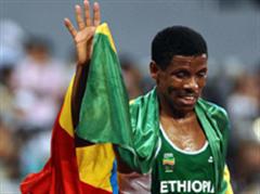 Haile Gebrselassie startete mit Rückenbeschwerden ins Rennen. (Archivbild)