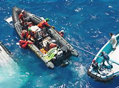 Das Greenpeace-Foto zeigt die Attacke von Thunfischjägern auf Aktivisten.