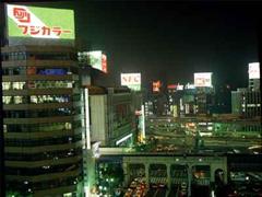 Das belebte Shibuyaku Quartier bei Nacht in Tokio.