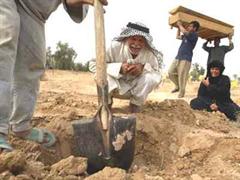 Ein Iraker trauert an einem Grab im Gefängnis von Abu Ghoreib. (Bild: Archiv)