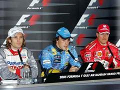 Jarno Trulli (l.) und Michael Schumacher (r.) wollen Fernando Alonso im Rennen stürzen.
