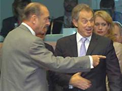 Chirac (l) und Blair streiten sich über eine Senkung der Agrarausgaben.
