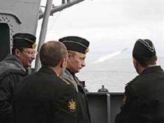 Wladimir Putin an Bord des Atom-Kreuzers «Peter der Grosse», das Manöver beobachtend.