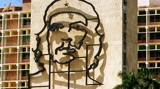 Denkmal an Ernesto Che Guevara vor dem Haus des Innenministeriums in Havanna.