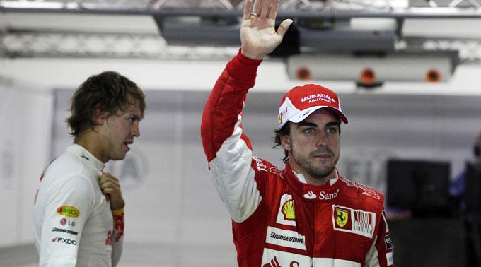 Fernando Alonso feiert seine Pole Position, im Hintergrund Vettel.