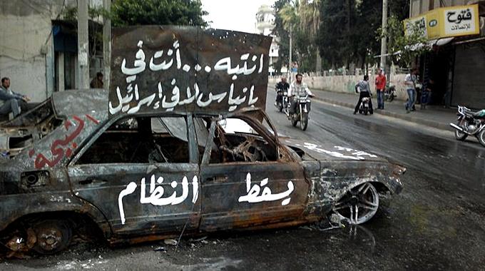 Ein ausgebranntes Auto in den Strassen von Daraa, Syrien.