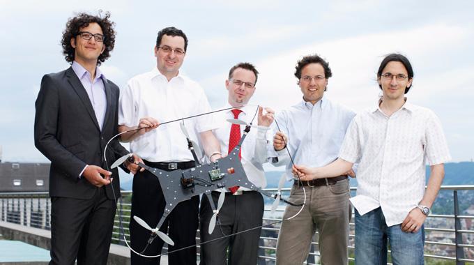 Das Skybotix-Team wurde für die Entwicklung eines Flugroboters mit 100'000 Franken ausgezeichnet.