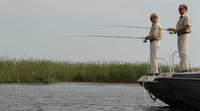 Der Zar und sein Füll-Präsident beim Fischen: Vladimir Putin, Dimitrij Medwedew