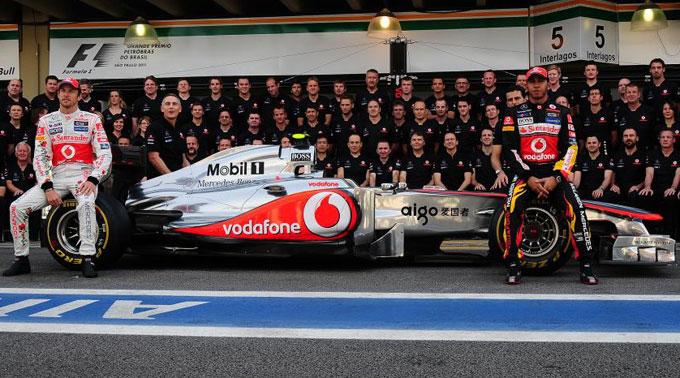 Jenson Button und Lewis Hamilton sitzten auf dem alten McLaren Mercedes.