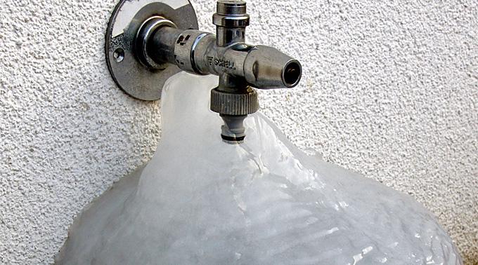 Wasserleitungen, Wasserhähne sowie Pumpen und Filteranlagen sollen vor dem ersten Frost geleert werden.