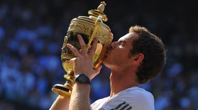 Andy Murray küsst den Pokal.
