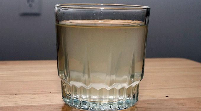 Verschmutztes Trinkwasser. (Symbolbild)