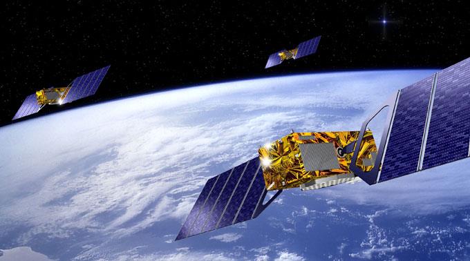 Die Darstellung zeigt die Satelliten des europäischen Navigationssystems Galileo in der geostationären Erdumlaufbahn.