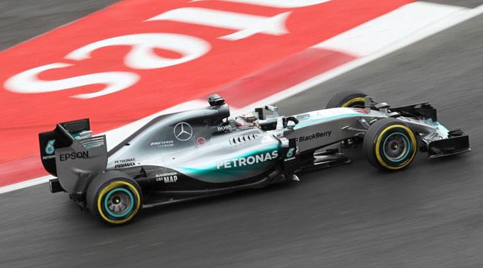 Das Mercedes-Duo war im ersten Training am schnellsten.