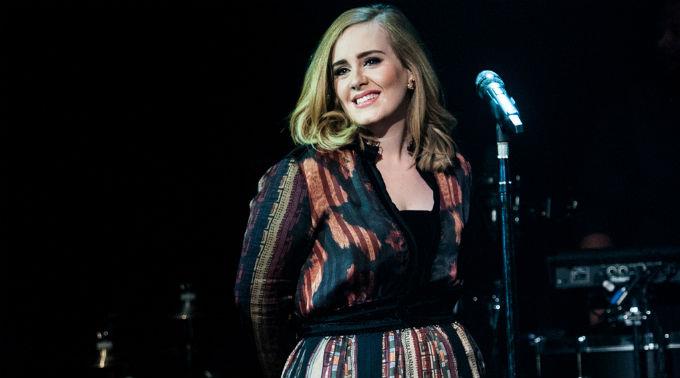 Adele möchte unbedingt ihren Sohn mit auf Tour nehmen und lässt sich dafür von Beyoncé beraten.