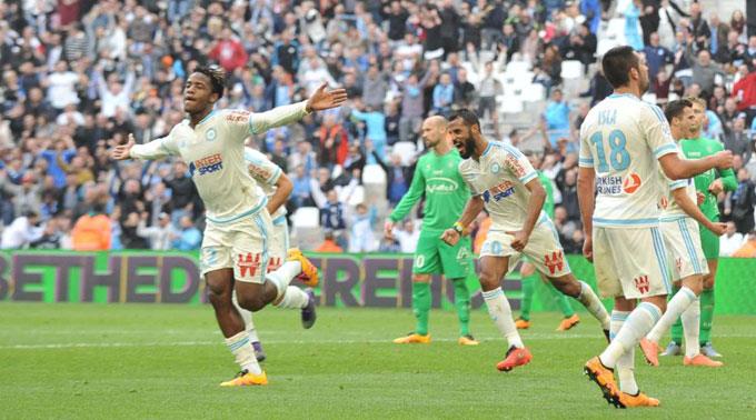 Marseille feiert den Treffer von Michy Batshuayi.