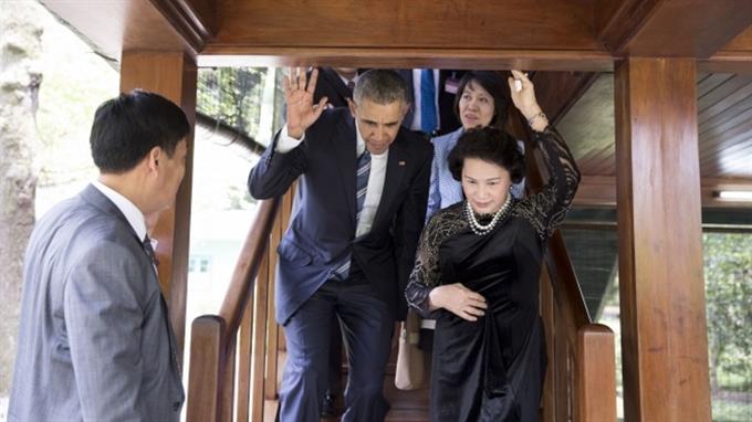 Obama in Hanoi mit der Präsidentin der Nationalversammlung, Nguyen Thi Kim Ngan auf einer Besichtigungstour: Willkommenes Gegengewicht zu China.