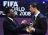 Fussballlegende Pelé überreicht Cristiano Ronaldo den Preis.