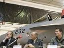 Bundesrat Samuel Schmid, Korpskommandant Walter Knutti, Kommandant der Luftwaffe der Schweizer Armee und Oberstleutnant Alex Miescher, aktiver F/A-18-Pilot, an der Pressekonferenz.