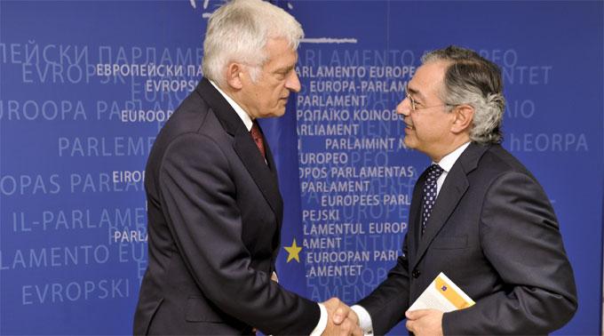ECA Präsident Vítor Caldeira übergibt den jährlichen Report 2009 an EP Präsident Jerzy Buzek.